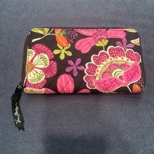 Vera Bradley Wallet Used Only 1 Time It’s In Excellent Condition.